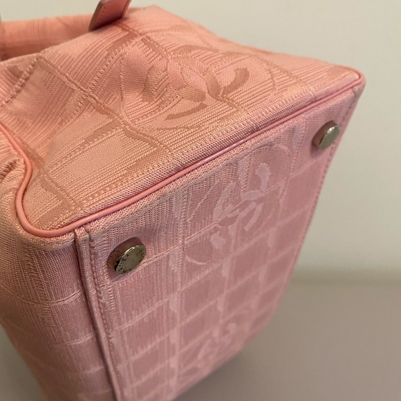 Authentic Chanel pink purse with cc logos - Picture 9 of 16